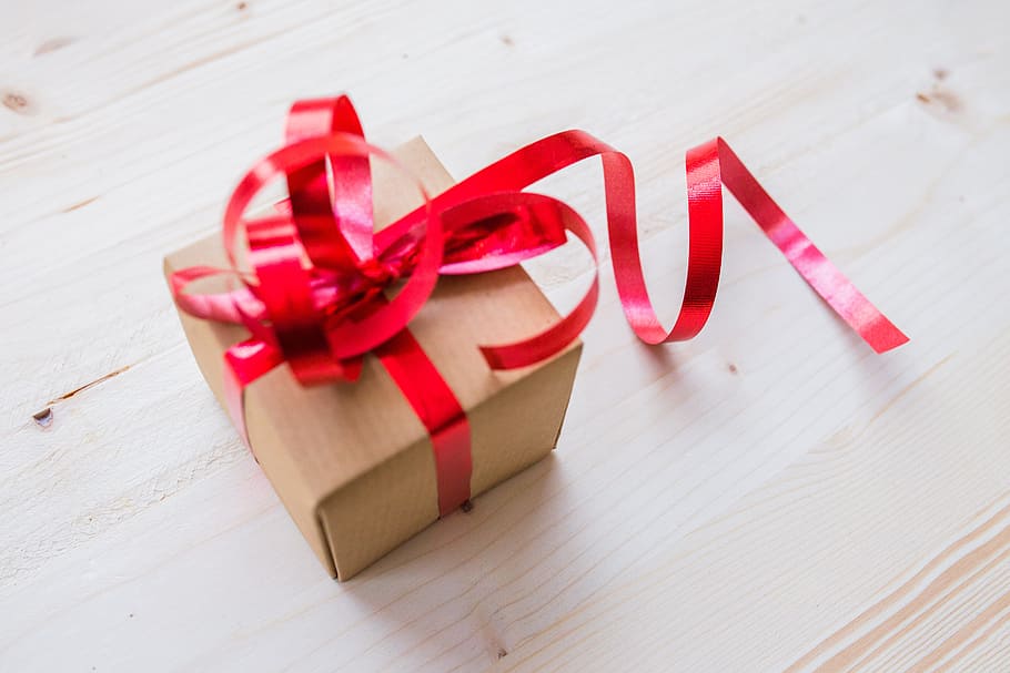 Red Ribbon on Brown Cardboard Box, bow, gift, present, wood, ribbon - sewing item HD wallpaper