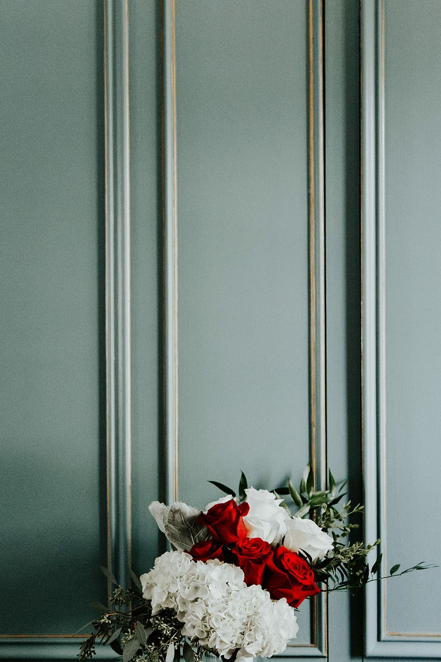 white and red flowers, red and white petaled flowers in vase near green painted wall HD wallpaper