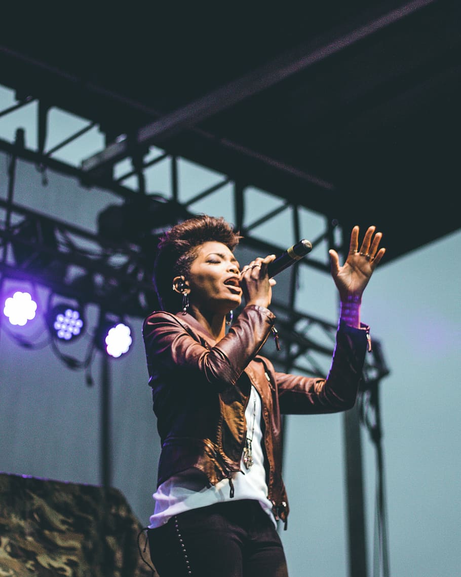 Jasmine Murray, woman in brown leather jacket standing while singing HD wallpaper