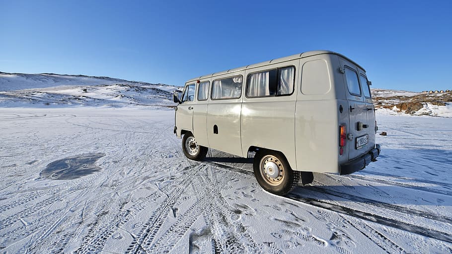 white van under clear blue sky, white vehicle on ice field, snow HD wallpaper