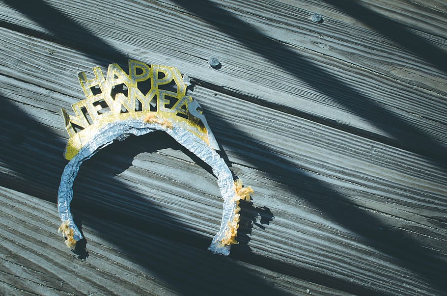 gray and yellow Happy Newyear Alice band on brown surface, sunny HD wallpaper