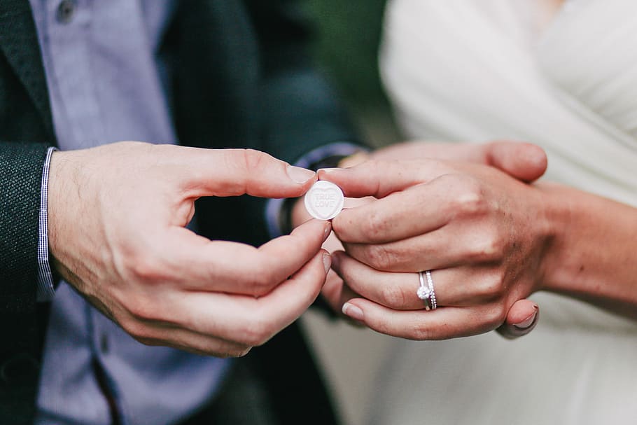 Wedding Ring Bride and Groom, man and woman holding ring at daytime, HD wallpaper