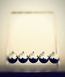 pendulum, newtons cradle, silver, physics, motion, shiny, sphere HD wallpaper