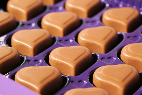 heart-shape chocolate, chocolates, candy, nibble, chocolate praline HD wallpaper