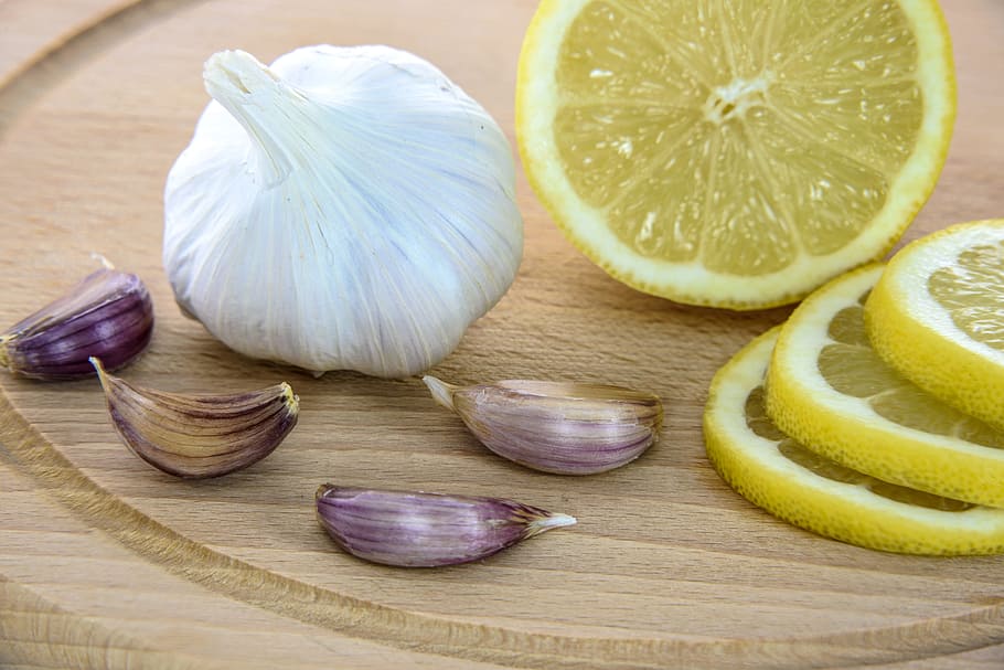 garlic, American lemon, and onion on table, antibiotic, antioxidant, HD wallpaper