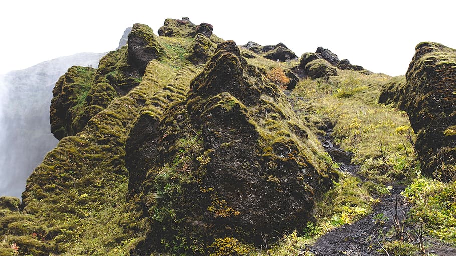 cold, fogs, mountain, highland, hill, rock, green, grass, moss HD wallpaper