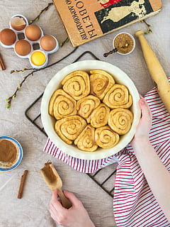 right human hand holding ceramic bowl with pastry, baking, cooking HD wallpaper