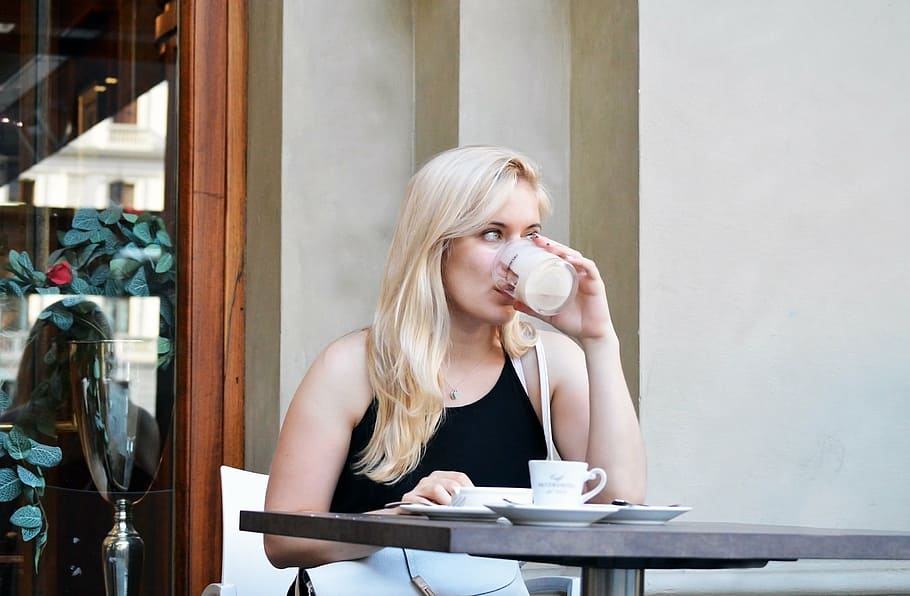 woman drinking coffee, beautiful, blonde, girl, young, cafe, cappuccino, HD wallpaper