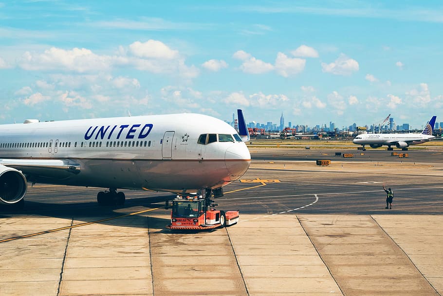 white and gray United airplane at daytime, commercial Airplane HD wallpaper