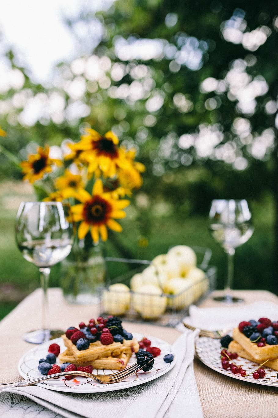 Healthy lunch in the garden, summer, flower, flowers, table, relax, HD wallpaper