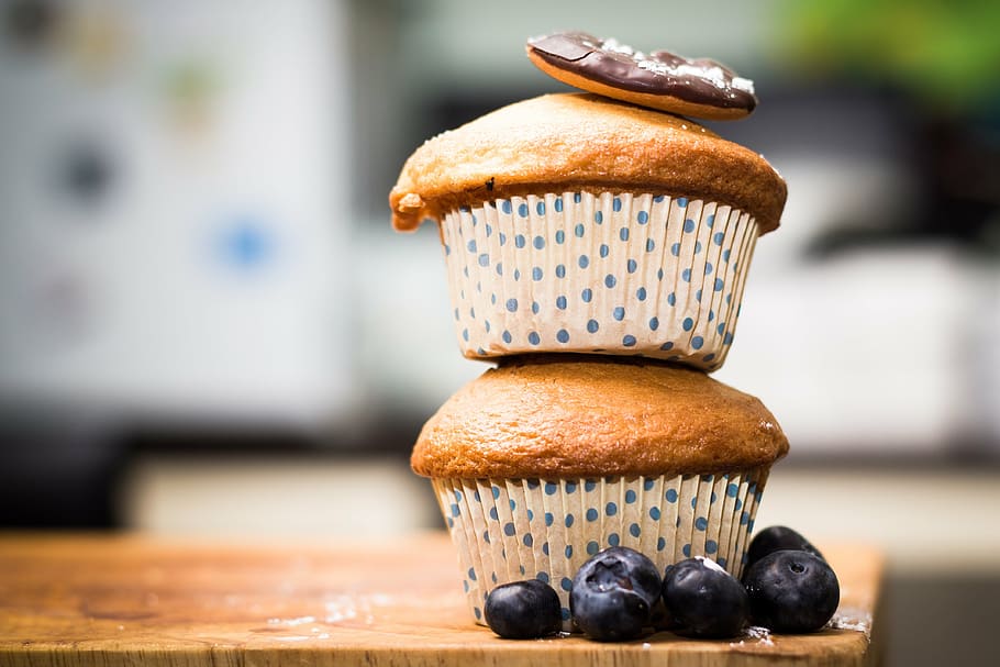 two cup cakes on table, jaffa, muffins, baking, cupcake, delicious HD wallpaper