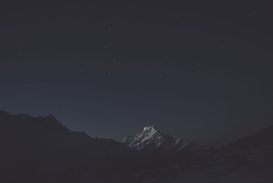snow covered mountain during nighttime, mountain under stars photography HD wallpaper
