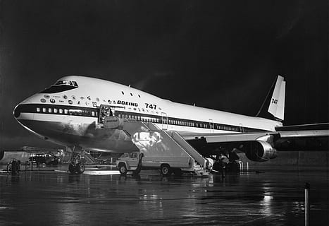 Boeing 747 plane on tarmac, Airplane, Aircraft, Boeing, 747 HD wallpaper