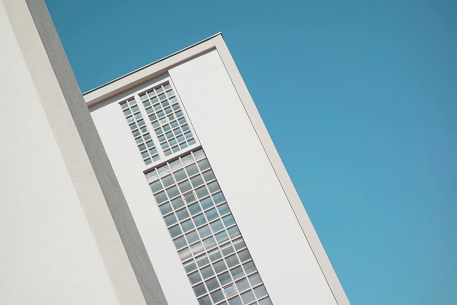 high-rise white concrete building, blue sky, architecture, geometry HD wallpaper