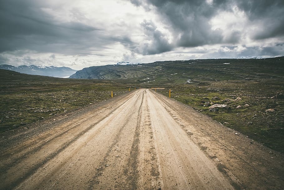 brown concrete road under cloudy sky, landscape photo of road under white and black sky HD wallpaper