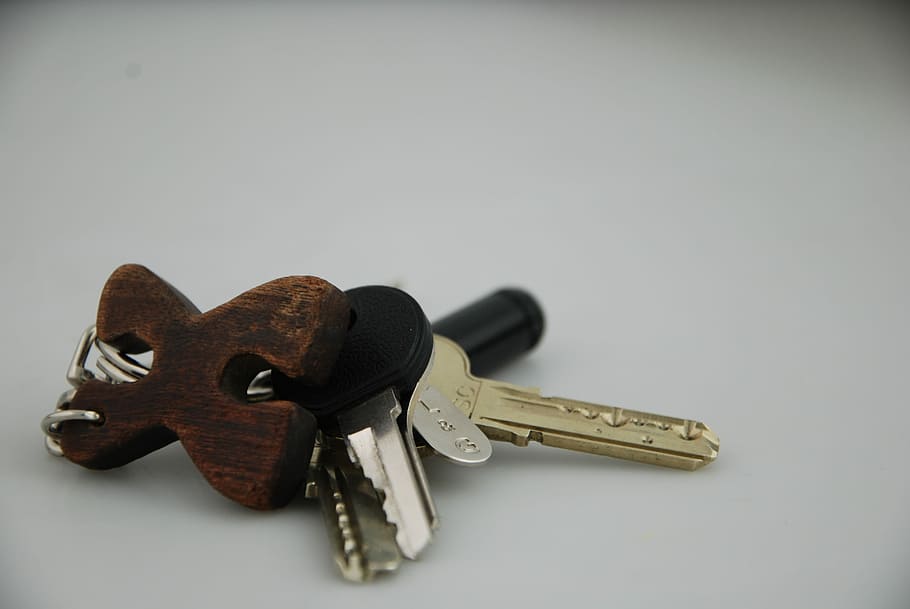 Keys, Keychain, Equis, no people, white background, studio shot HD wallpaper