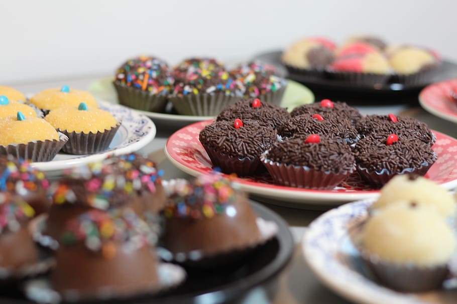 selective focus photography of assorted-flavor cupcakes, brigadier, HD wallpaper