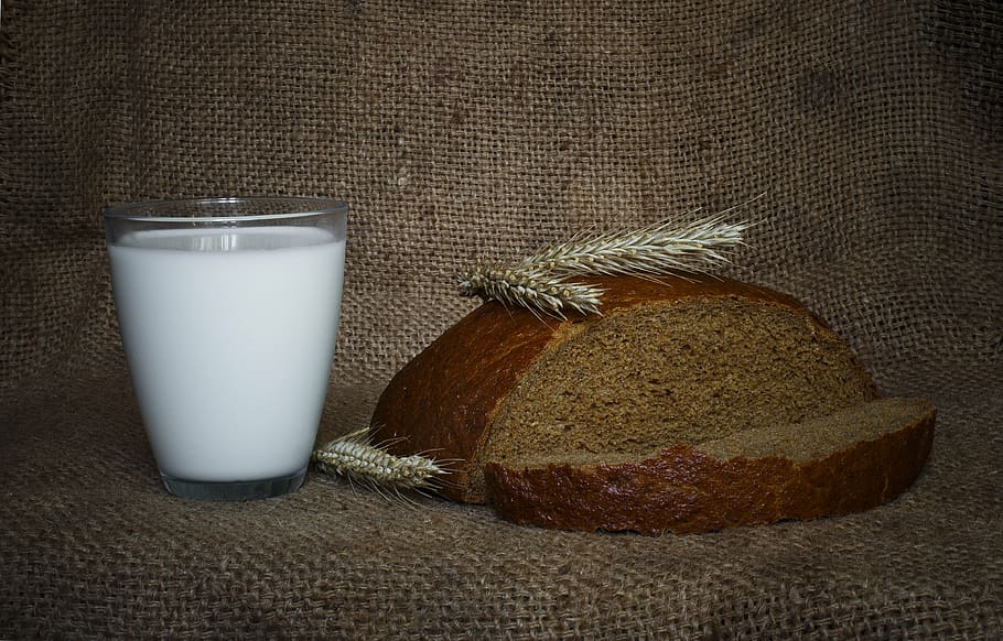 milk filled glass beside sliced bread, food, russia, russian, HD wallpaper