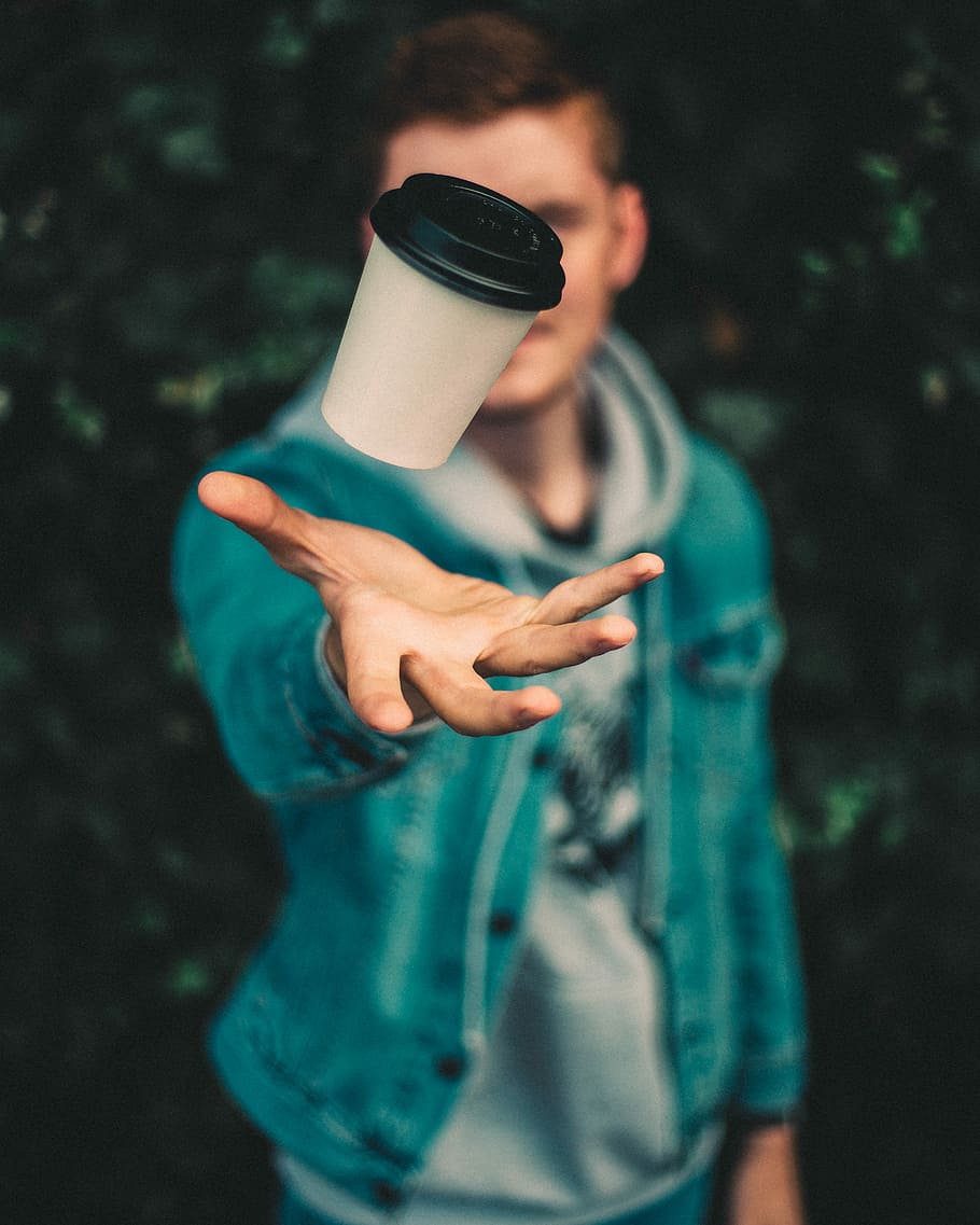 person throwing disposable cup, man throwing plastic cup, hand HD wallpaper