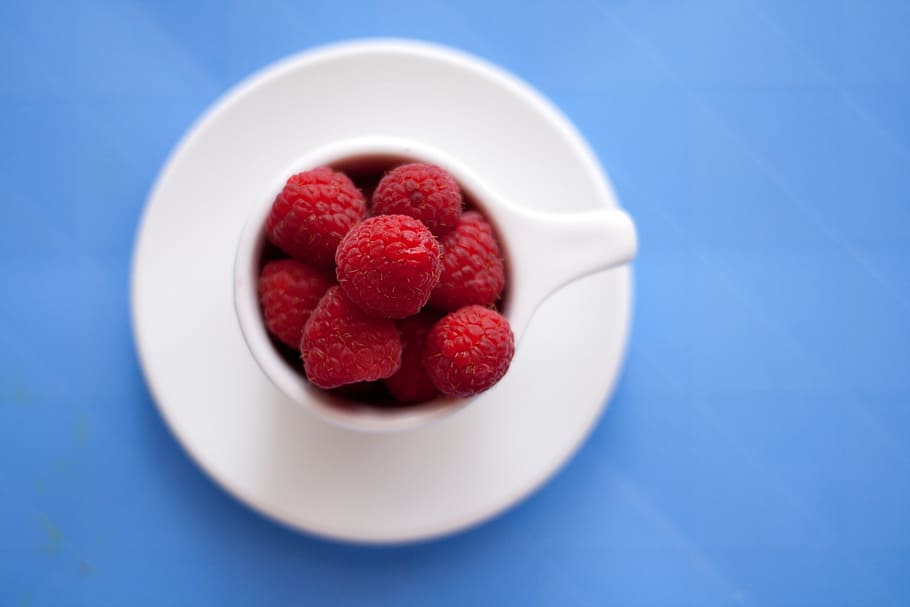 raspberries in bowl, raspberry, fruits, cup, plate, blue, food and drink HD wallpaper