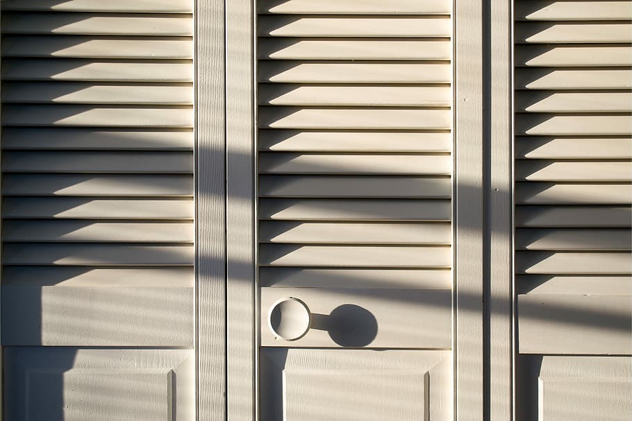 white wooden louver door closed, closeup photo of white wooden cabinet at daytime HD wallpaper