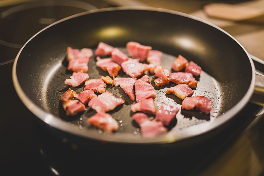 grilled pork on black skillet, bacon, pan, cooking, kitchen HD wallpaper