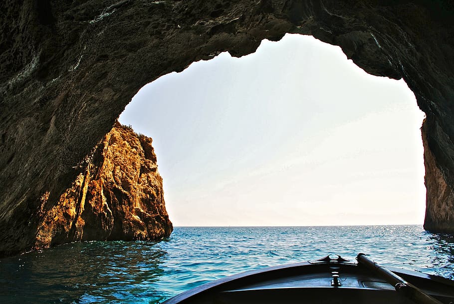 close-up photography of brown boat on sea during daytime, arch HD wallpaper