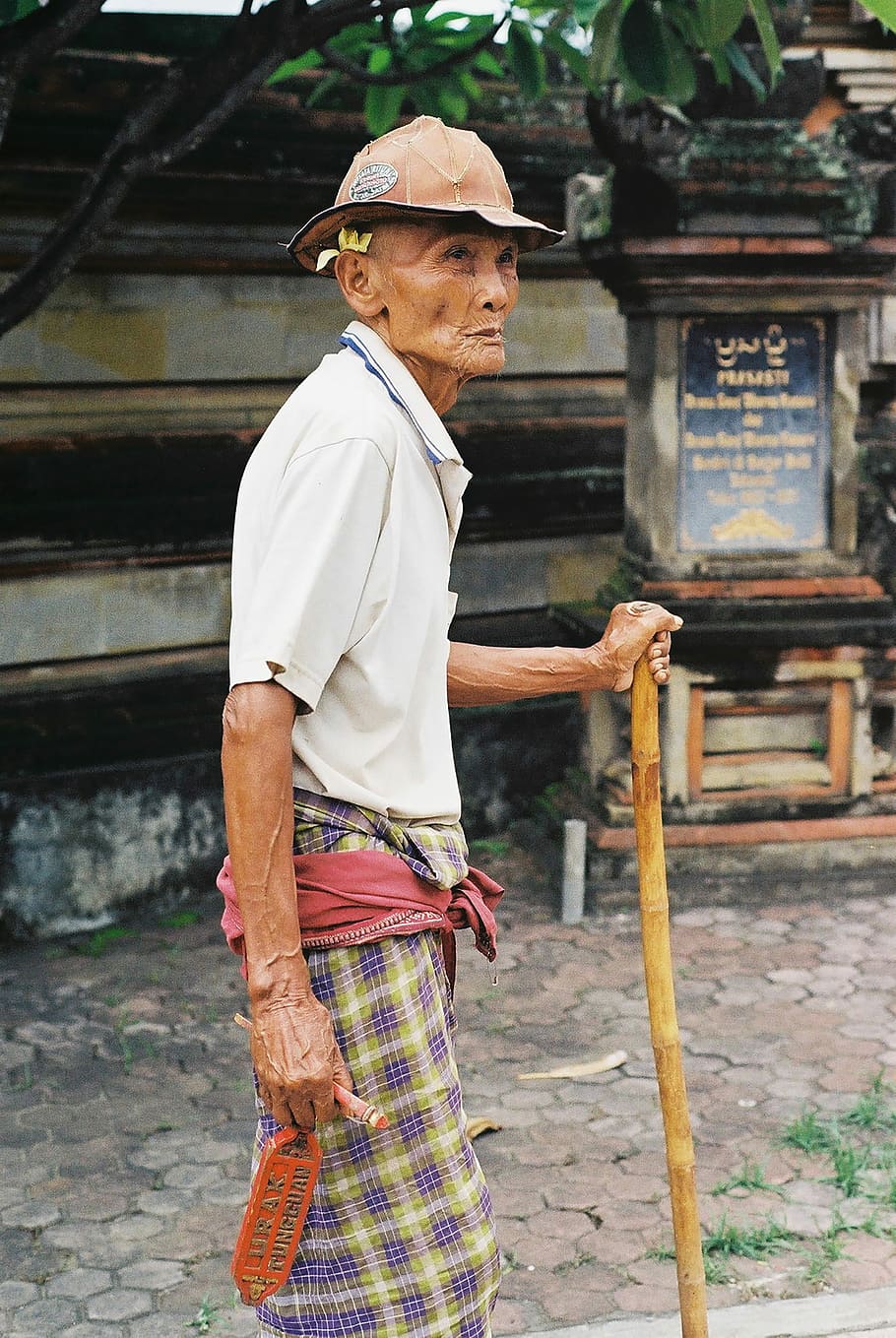 man holding brown wooden cane, elderly man wearing white polo shirt and orange hardhat walking with brown wooden stick, HD wallpaper