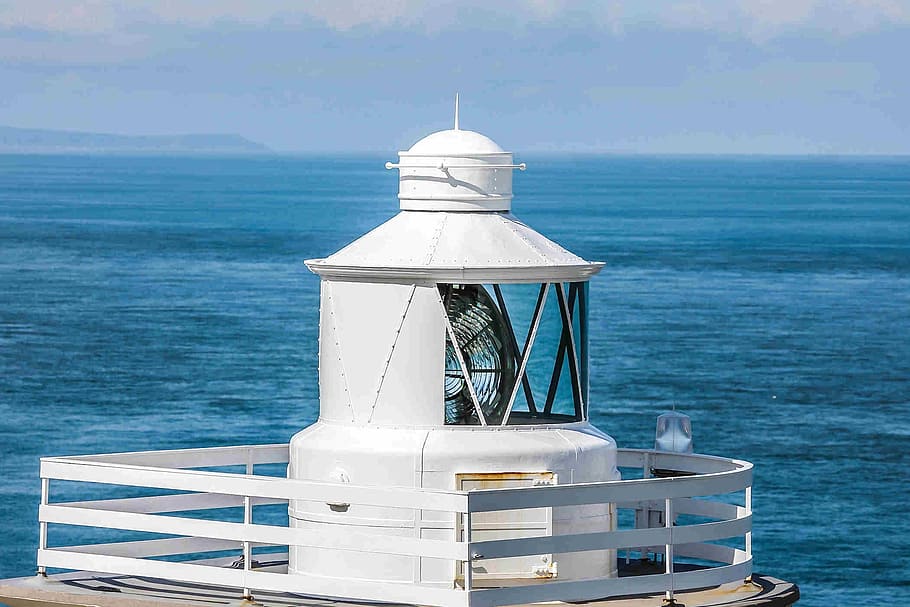 lighthouse, ocean, coast, england, sea, water, horizon over water HD wallpaper