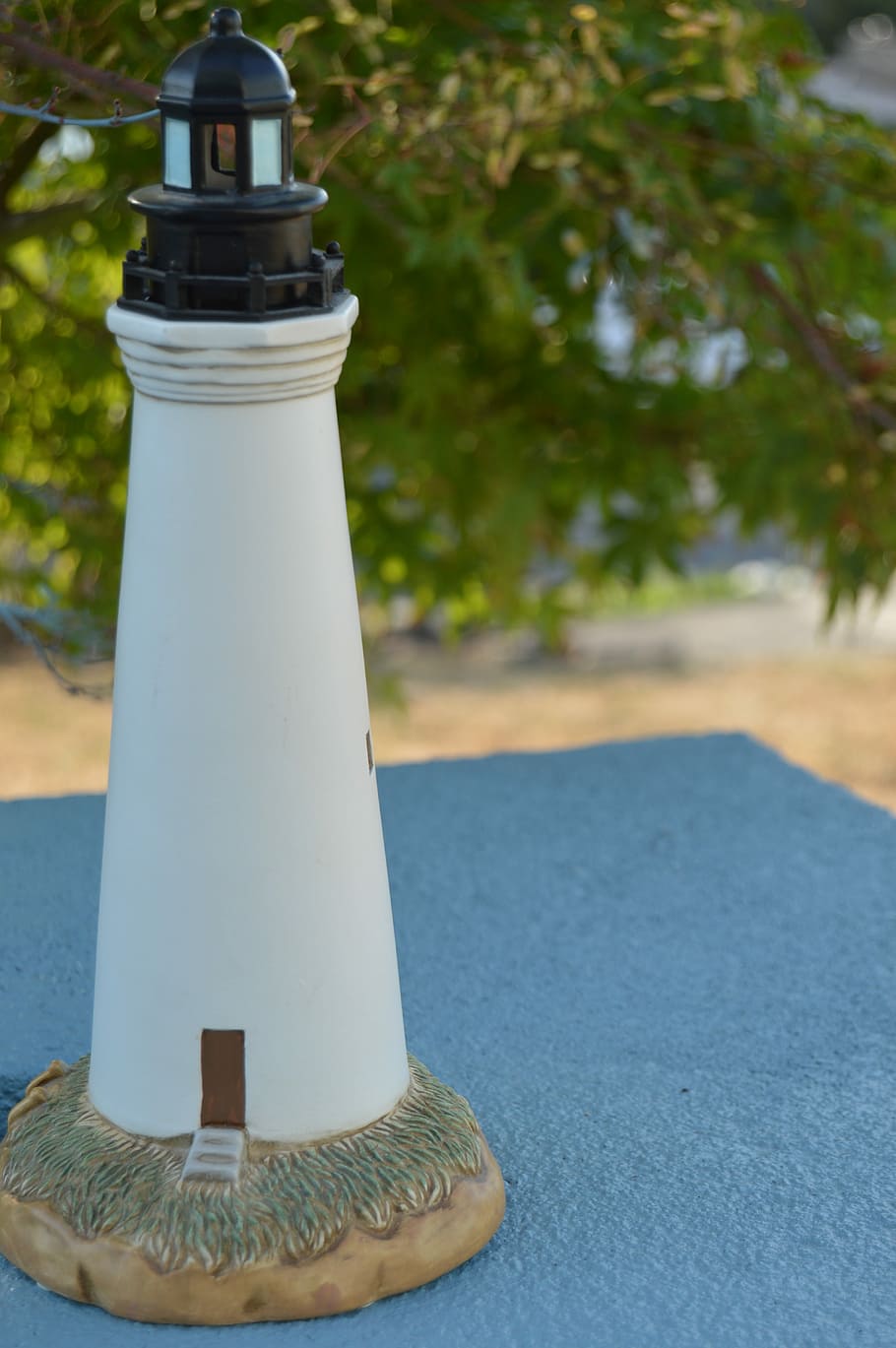 Simple, Tall, Pillar, no people, salt shaker, tree, focus on foreground HD wallpaper