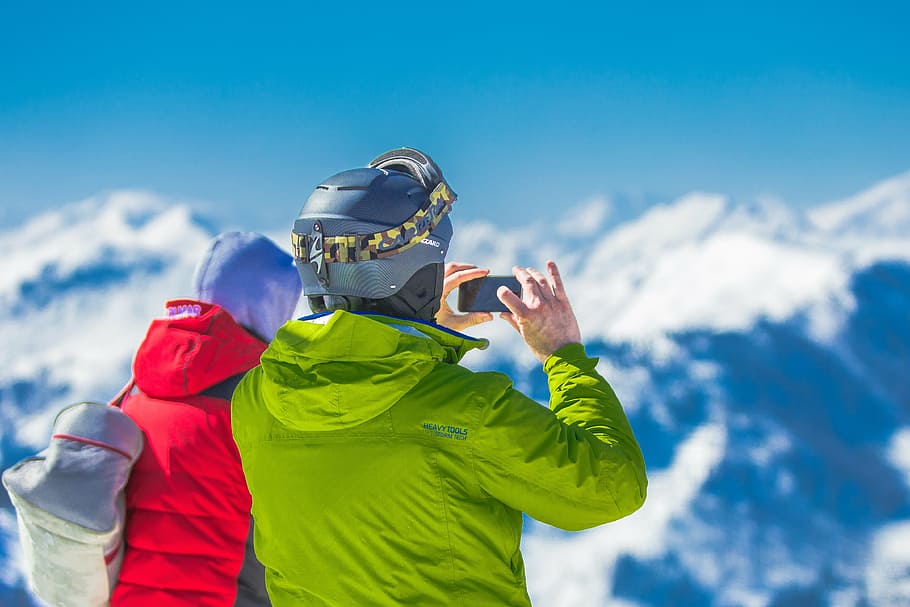 man at the peak of snowy mountain taking pictures, mountains HD wallpaper