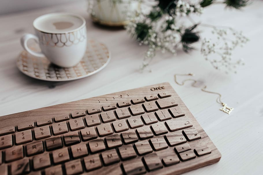 Wooden keyboard and cup of coffee, technology, desk, oree, cappucino, HD wallpaper