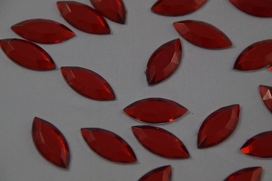 ruby red, rubin, stray parts, ground, scattered, beads, chaos HD wallpaper