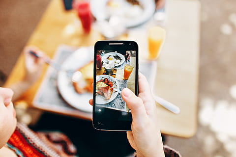 Person Holding Phone Taking Picture of Served Food, blur, blurred background HD wallpaper