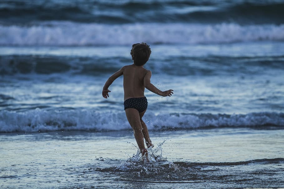 boy running towards seashore, boy running on beach, splash, blue HD wallpaper