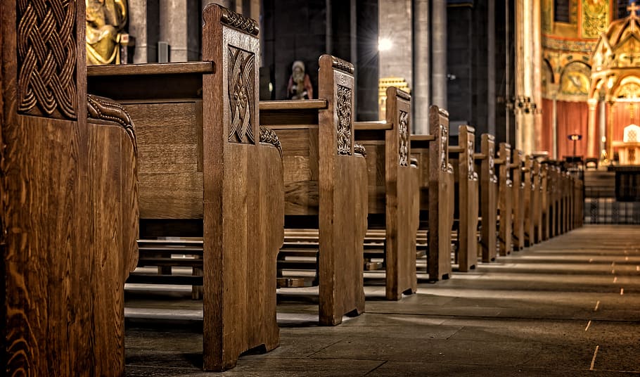 Ghế gỗ trong nhà thờ là nơi mà mỗi người có thể cảm nhận được sự an yên và tận hưởng không gian linh thiêng nơi đây. Hãy dừng chân và ngồi một chút để tận hưởng không khí thanh tịnh tại những ghế gỗ trong nhà thờ.