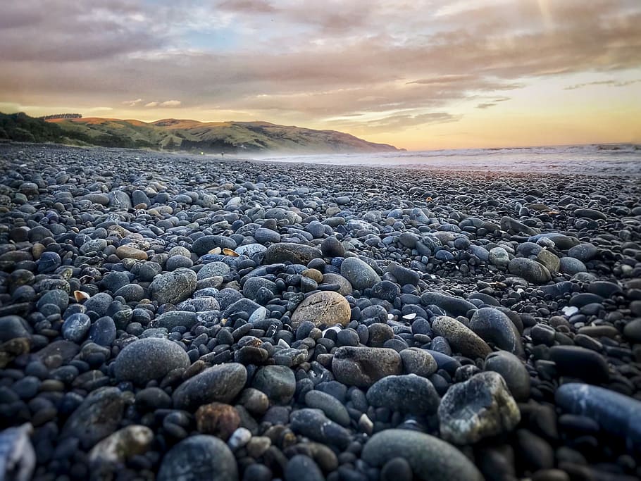 pebble beach under cloudy sky during daytime, black stone lot HD wallpaper