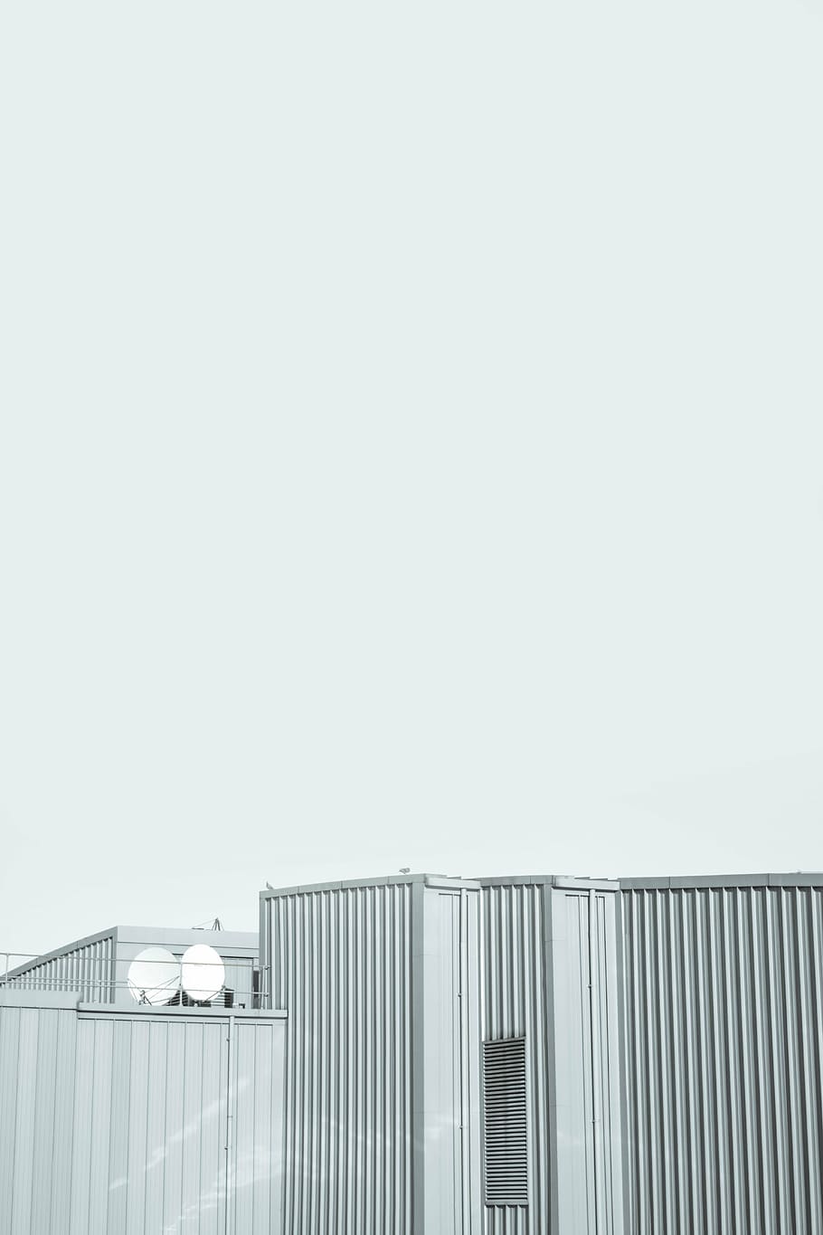 photography of white concrete building at daytime, gray, metal HD wallpaper