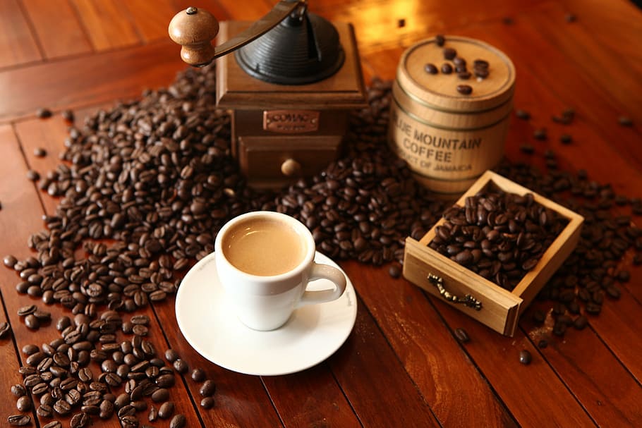 cup of coffee beside coffee beans and coffee grinder, cafe HD wallpaper