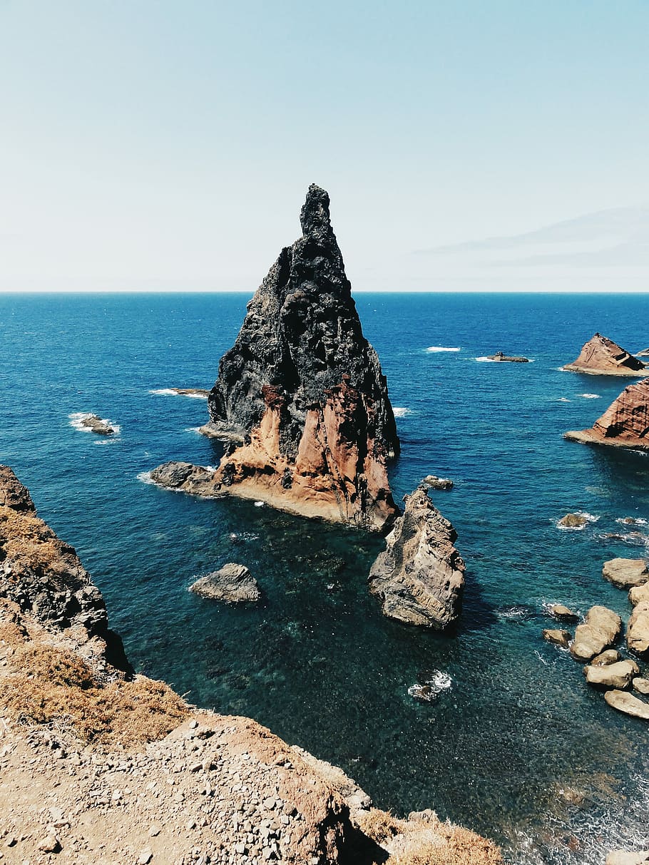 Ponta de S. Lourenço, Madeira, gray and brown rocky cliff surrounded by body of water HD wallpaper