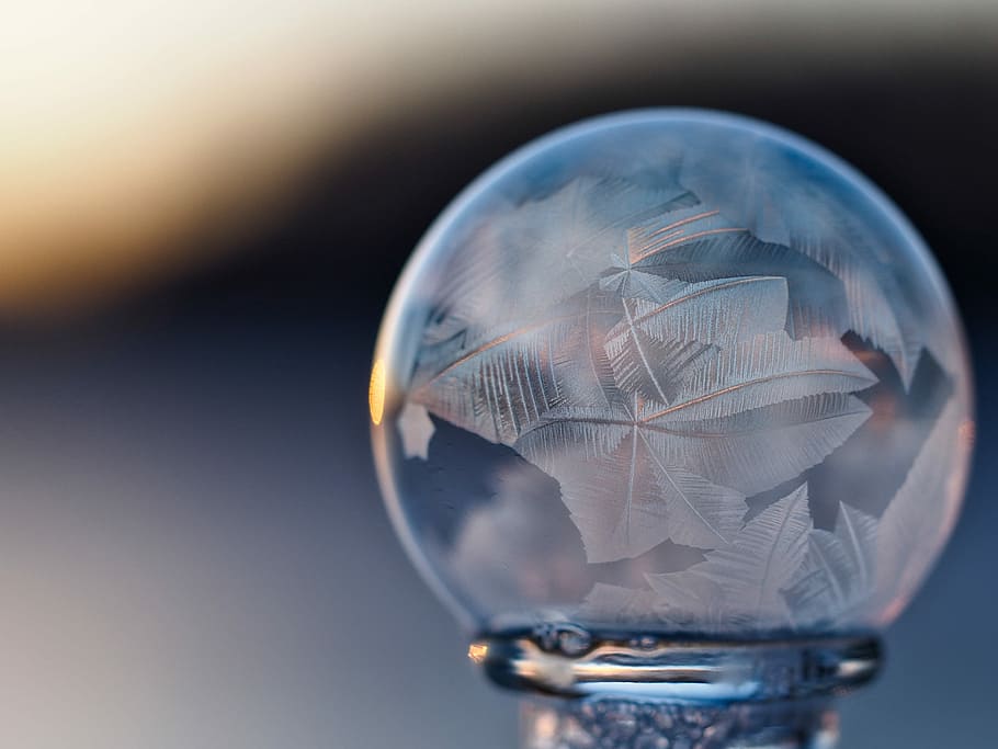 clear glass ball in close-up photography, macro shot photo of bubble on top of bottle lid HD wallpaper