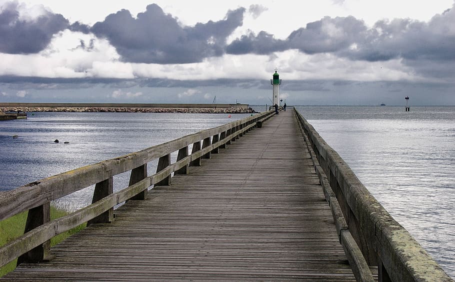 empty brown wooden dock bridge with lighthouse tower, web, lake HD wallpaper