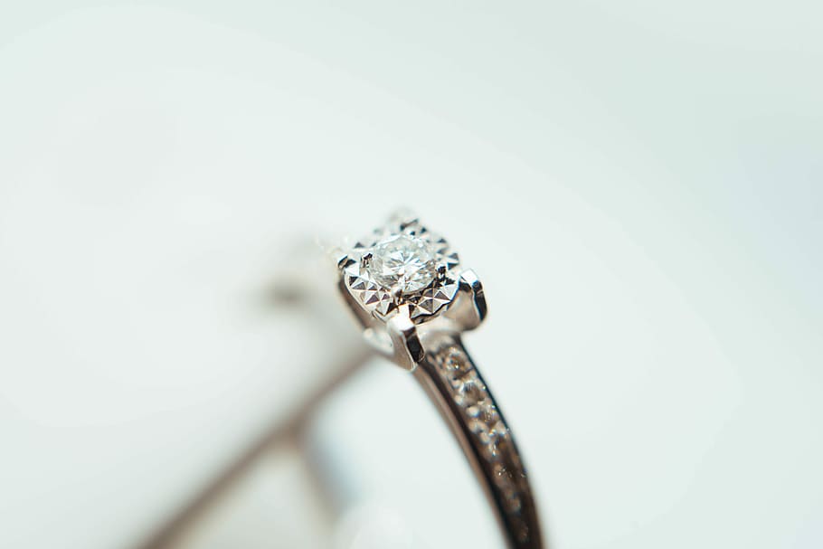 silver-colored clear gemstone ring, selective focus silver-colored clear gemstone ring HD wallpaper
