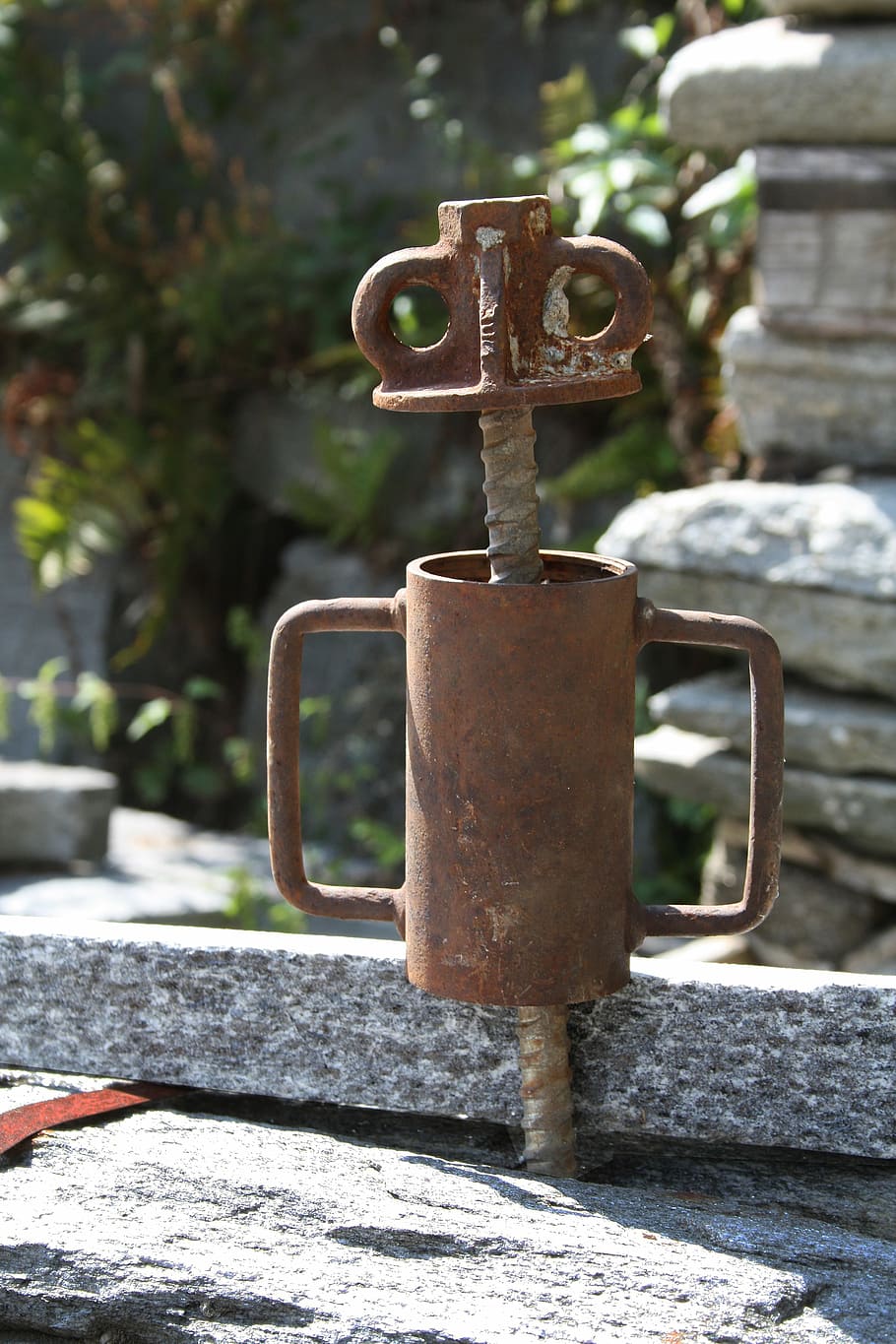 construction scrap, iron, rusty, males, standing, focus on foreground HD wallpaper