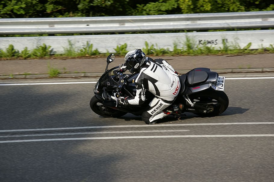 knee-grind-motorcycle-curve-sunny.jpg