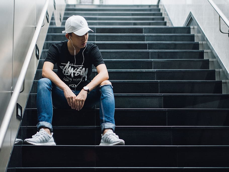 man sitting on black staircase while listening, man in black T-shirt listening in radio HD wallpaper