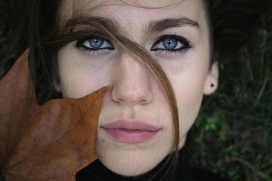 woman in black turtleneck top and brown maple leaf, model, exposure HD wallpaper