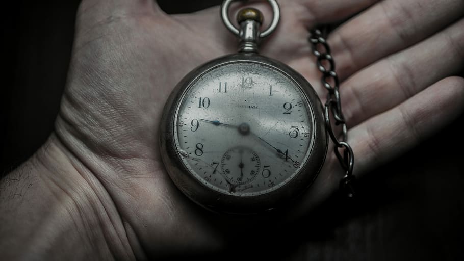 Grandfather’s pocket watch, person holding pocket watch at 9:20, HD wallpaper