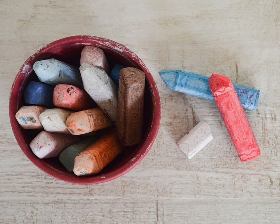 assorted-color crayons in cup, assorted-color crayon lot, chalk HD wallpaper
