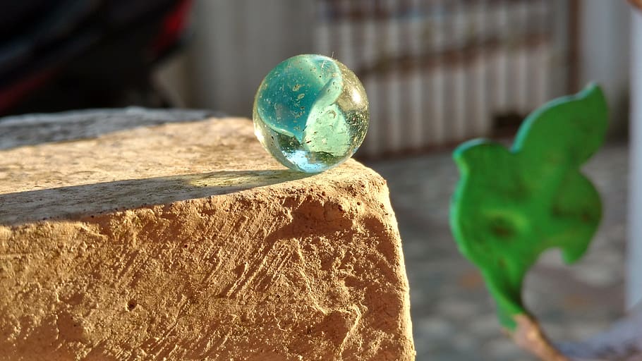 glass, ball, sun lighting, close-up, green color, focus on foreground HD wallpaper